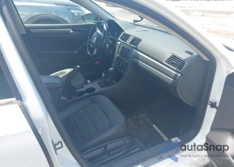 2017 Volkswagen Passat 1.8T R-Line z USA, uszkodzony, nr VIN 1VWDT7A35HC074645